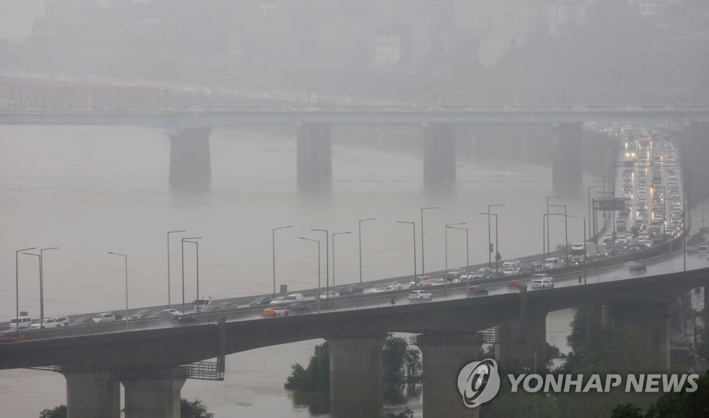 강변북로 달리던 택시 가로등 들이받아…50대 기사 병원 이송