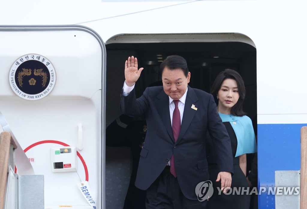 '귀국' 尹대통령, 공항 영접나온 이준석과 웃으며 악수