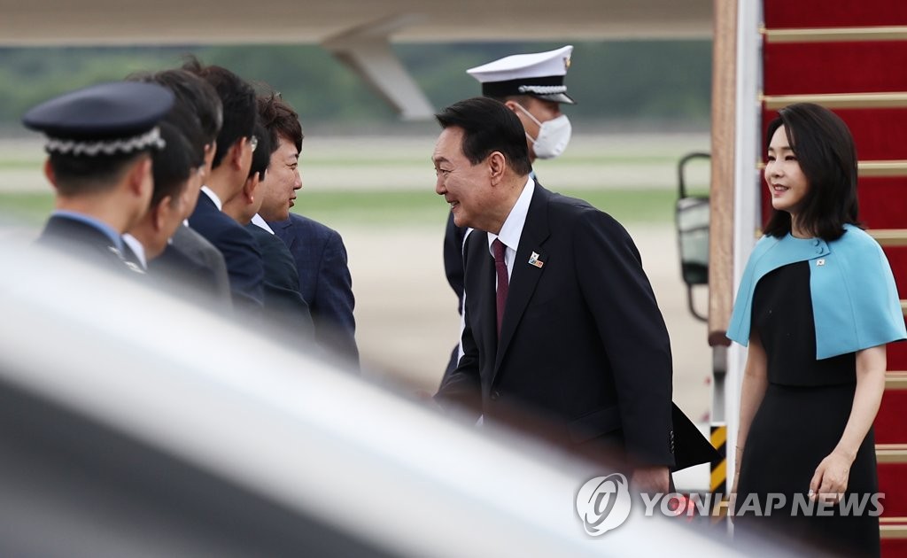 '귀국' 尹대통령, 공항 영접나온 이준석과 웃으며 악수