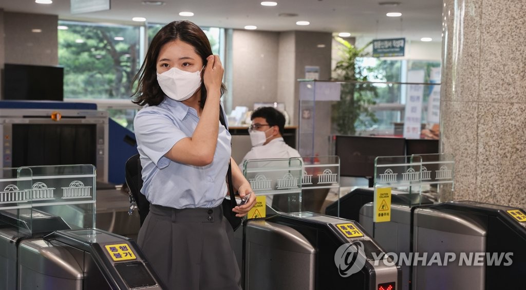 박지현, 당대표 출마 가능할까…"내로남불·특혜요구" 논란 시끌