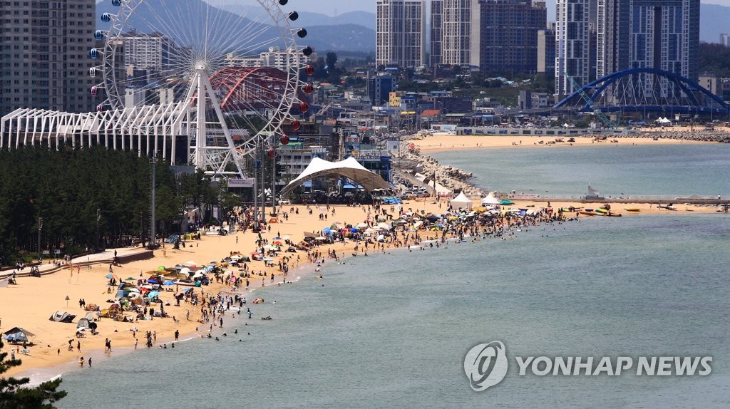 다시 증가하는 코로나19에 원숭이두창까지…조심스러운 여름