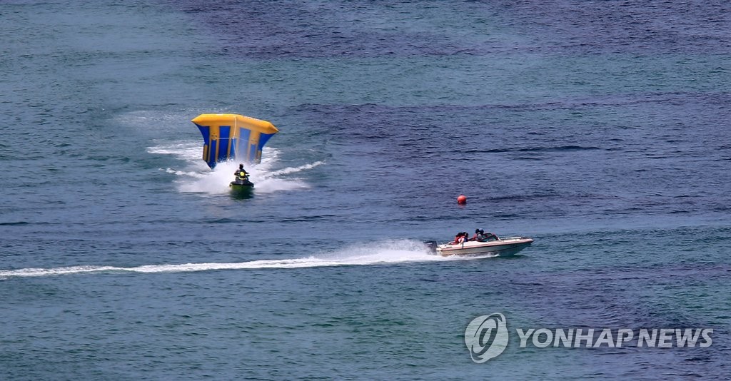 폭염 피해 바다·산·계곡으로…못 참겠다 '풍덩'