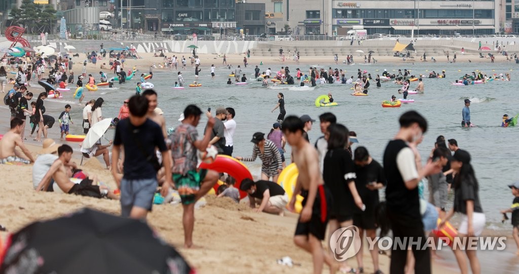 폭염에 전국 해수욕장·물놀이장 북적…마스크 벗고 '풍덩'