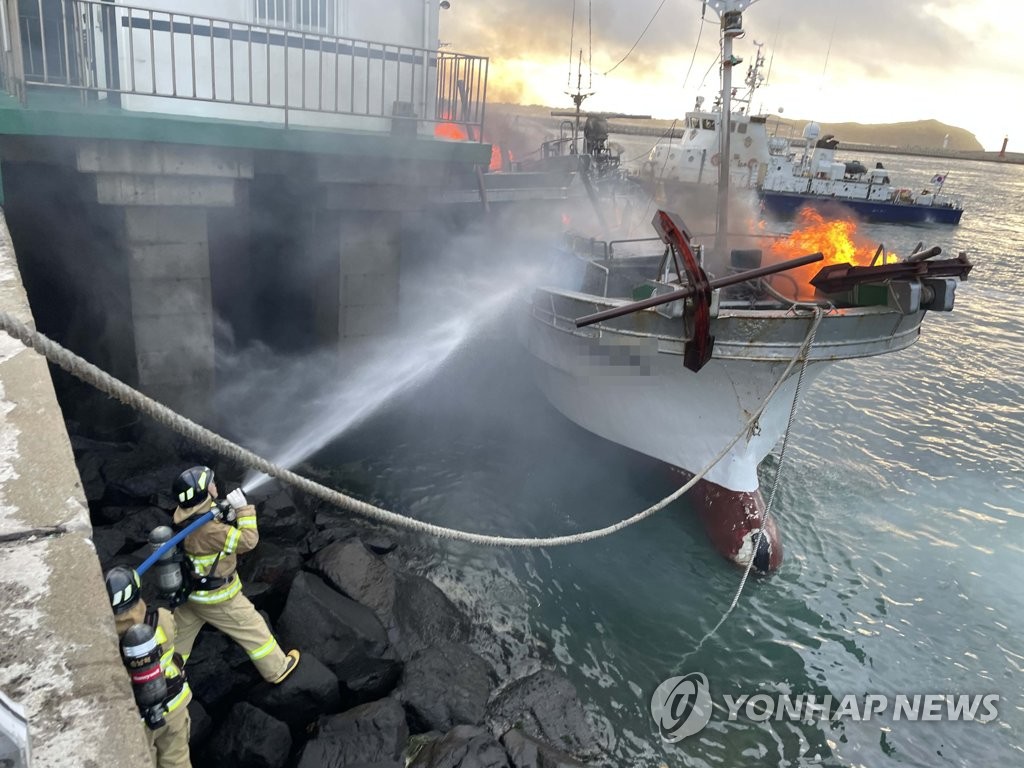 제주 성산항 어선 3척 화재…3시간 만에 큰 불길 잡혀(종합)