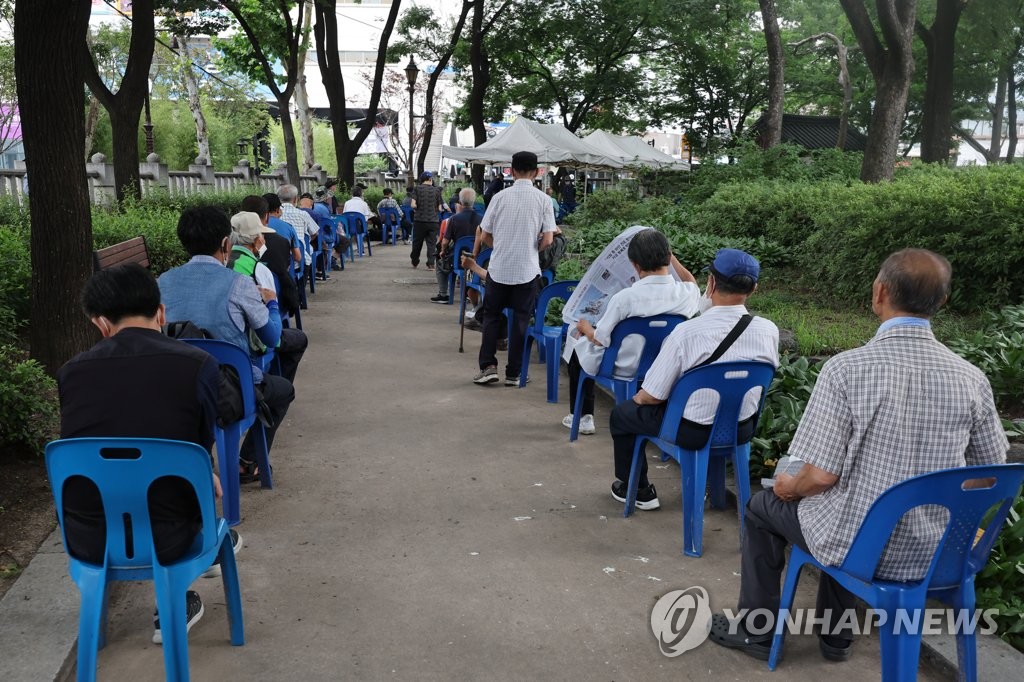 연금 받는 고령층 절반에 그쳐…10명 중 7명 "계속 일하고 싶다"(종합)