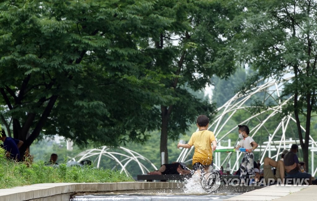 무더위 속 곳곳 소나기…낮 최고 34도