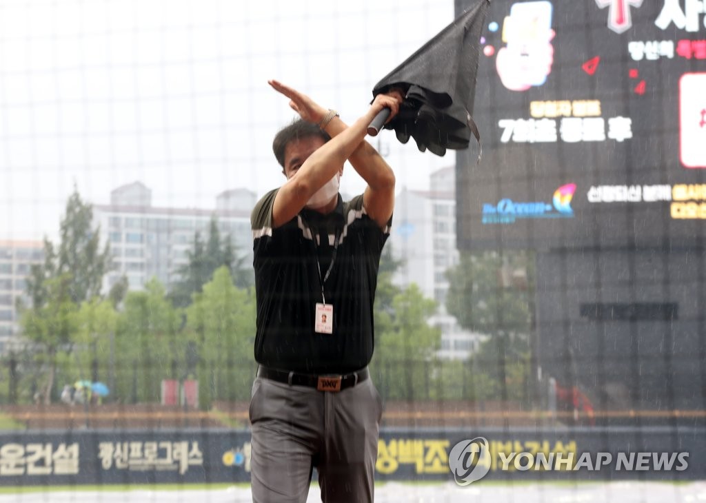 프로야구 잠실·인천 경기 비로 취소