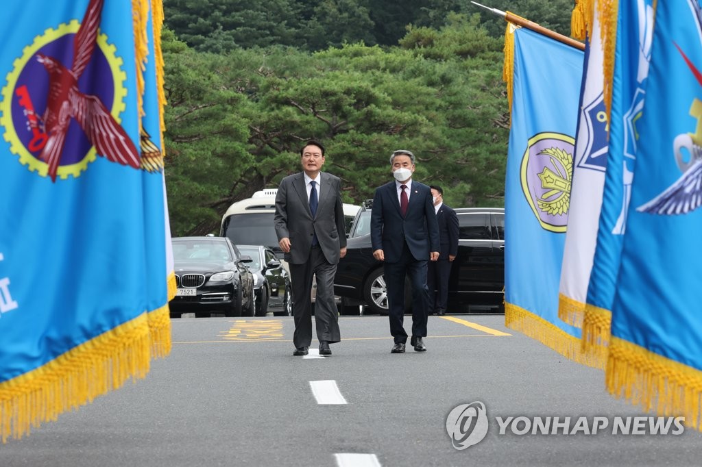 尹 "北도발시 신속·단호 응징…2025년까지 병사월급 200만원"