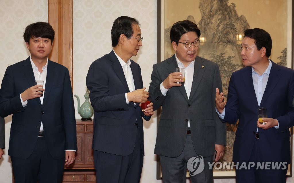 첫 고위당정서 "민생" 한목소리…국정홍보·당정소통 쓴소리도(종합)