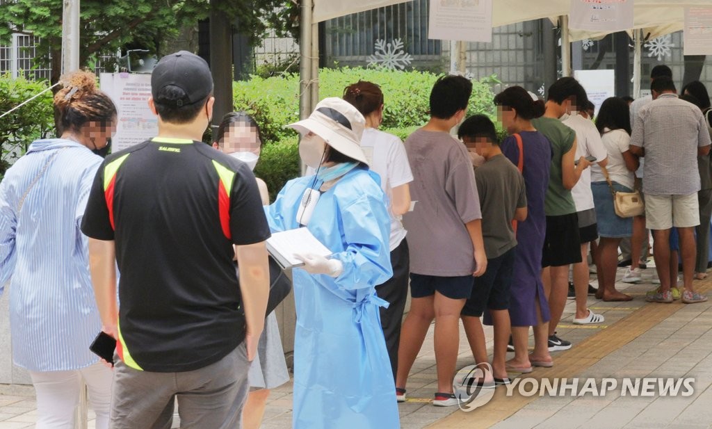 오후 9시까지 전국 1만9842명 확진, 2만명 육박…1주 전의 2.1배