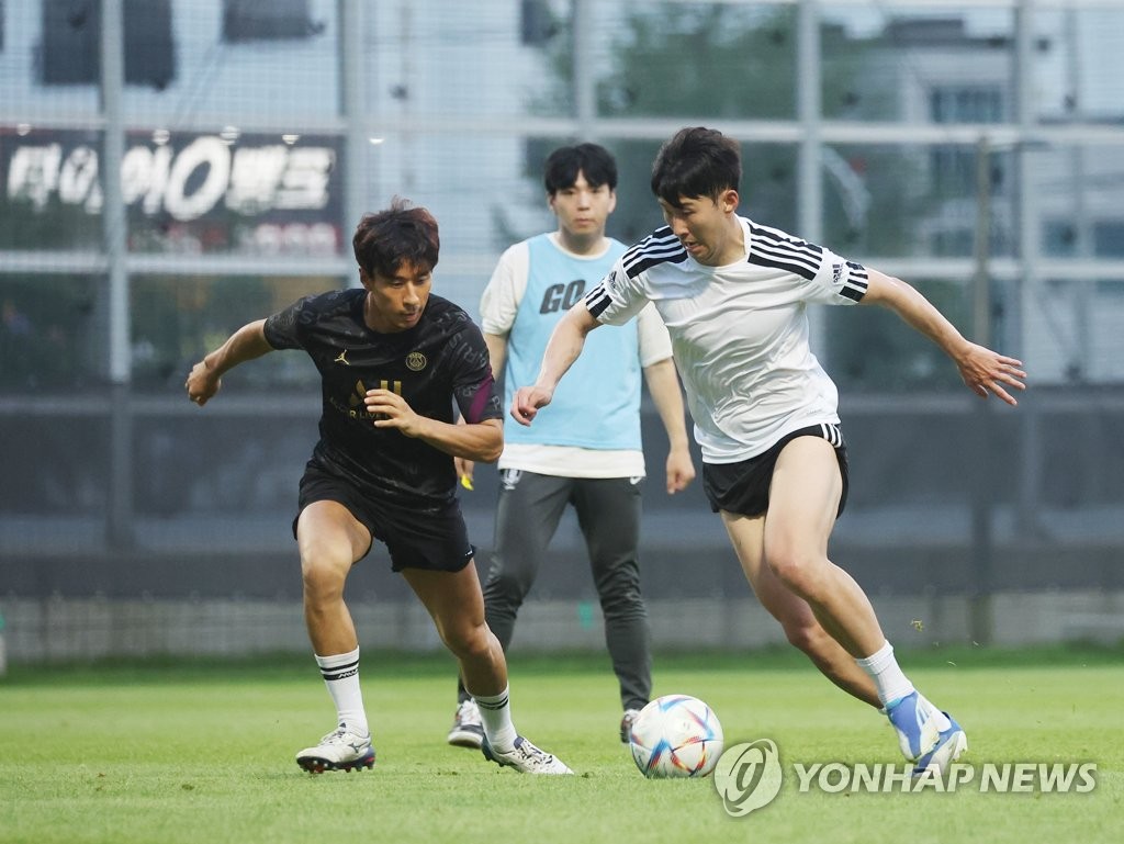 손흥민, 성남서 아마추어 선수들과 '동네 축구'로 몸풀기