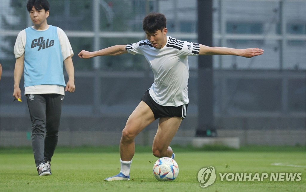 손흥민, 성남서 아마추어 선수들과 '동네 축구'로 몸풀기