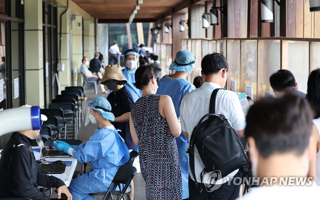 오후 9시까지 전국 1만9842명 확진, 2만명 육박…1주 전의 2.1배