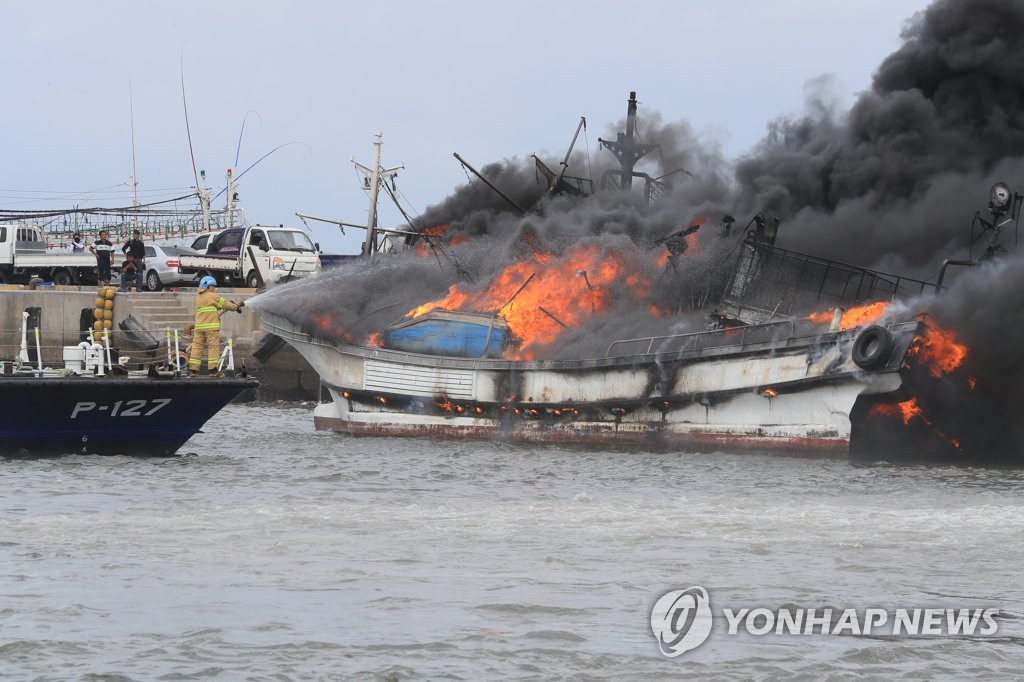 제주 한림항 어선 화재 7시간 만에 꺼져…3명 부상, 2명 실종(종합3보)