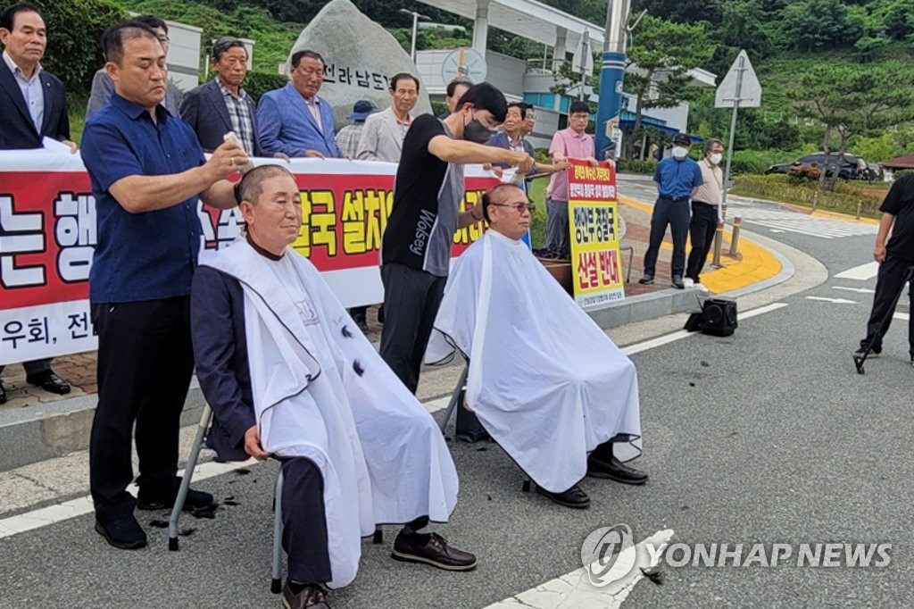 "경찰국 신설, 중립성 훼손" 전남 전·현직 경찰 삭발식