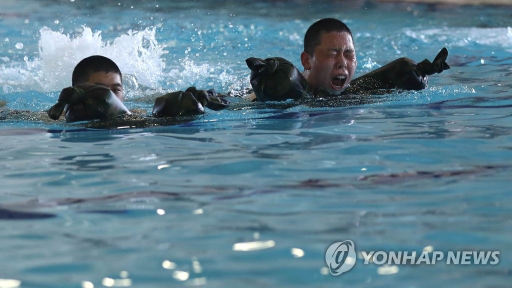 물에서도 땀 '뻘뻘'…해군 수상행군·비상 구명의 훈련 공개