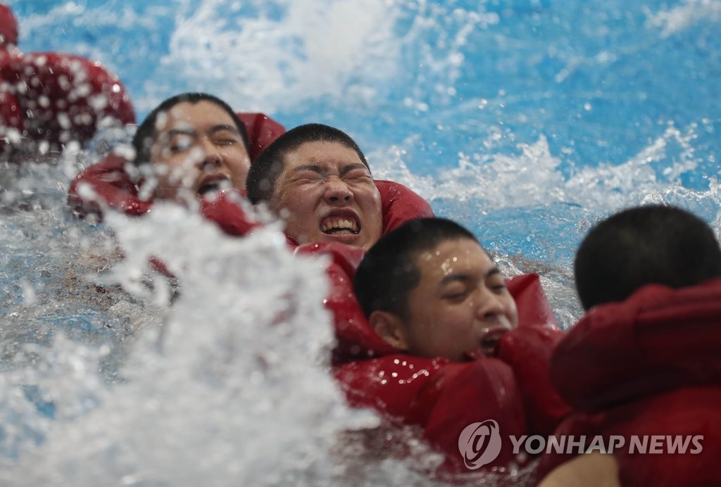 물에서도 땀 '뻘뻘'…해군 수상행군·비상 구명의 훈련 공개