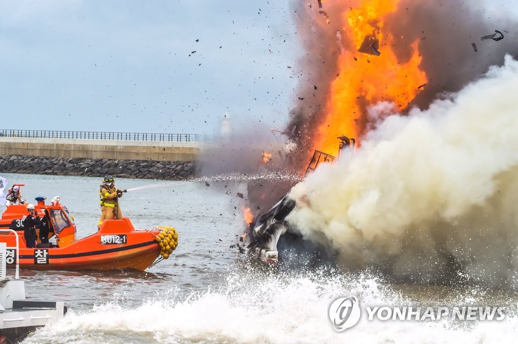 제주 한림 어선 관계자 "기관실서 배터리 폭발한 듯"