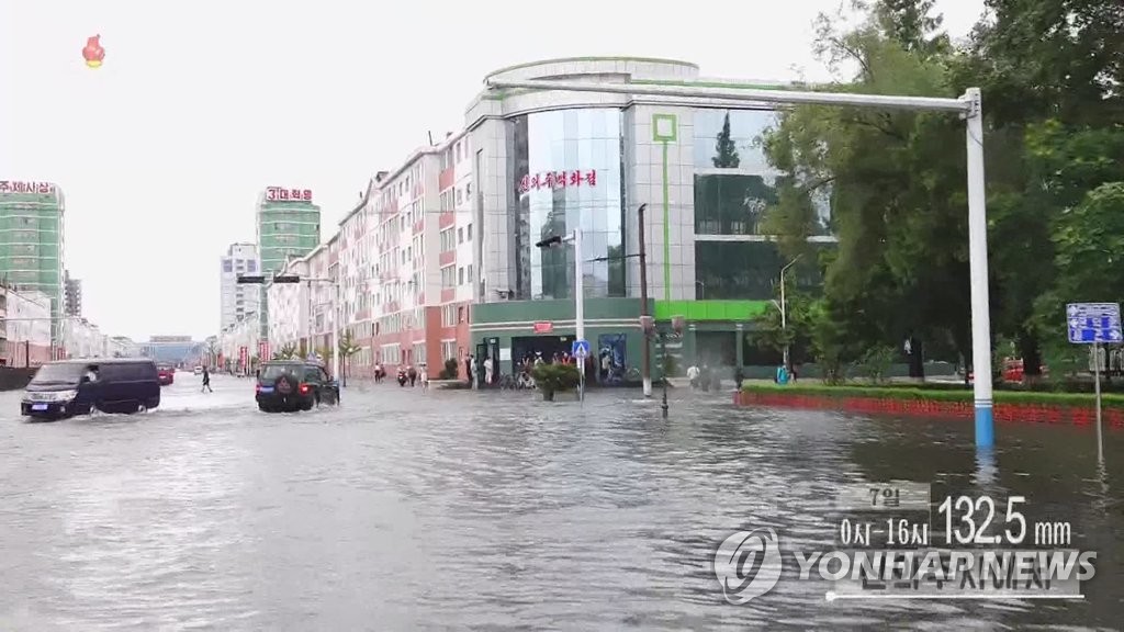 "무릎까지 물 찼네"…北국경도시 신의주, 게릴라성 폭우로 침수