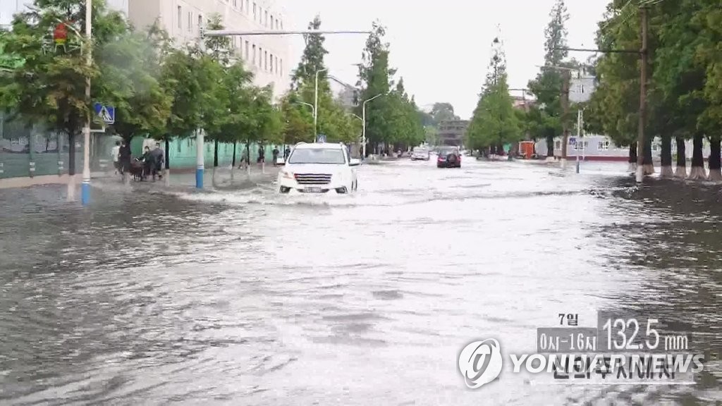 "무릎까지 물 찼네"…北국경도시 신의주, 게릴라성 폭우로 침수