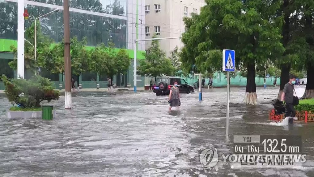 "무릎까지 물 찼네"…北국경도시 신의주, 게릴라성 폭우로 침수