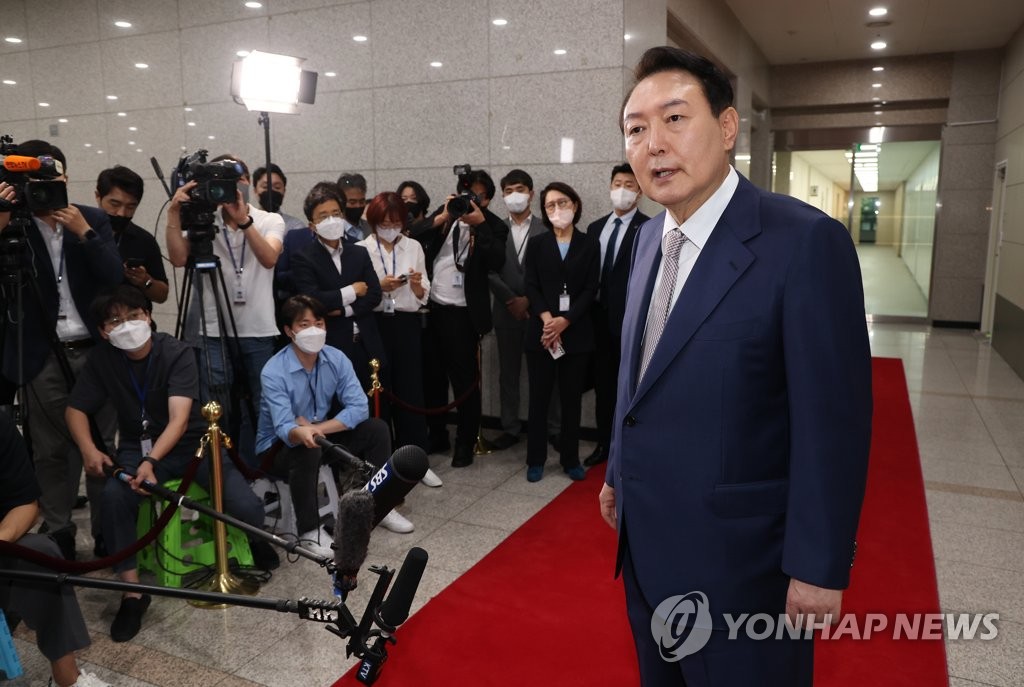 지지율 하락 속 '李 징계' 충격파…대통령실, 거리두며 '촉각'