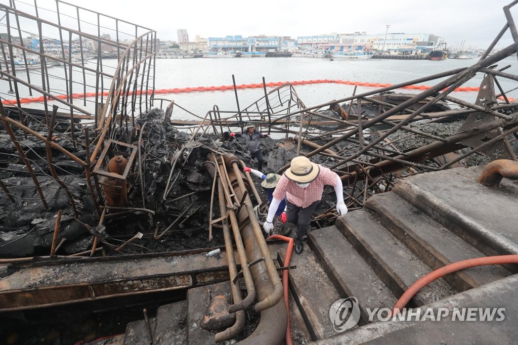 제주 한림항 화재 어선 11일부터 하루 1척씩 인양(종합)