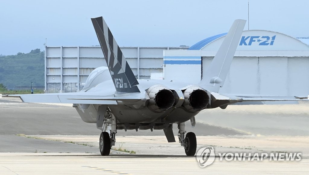 1호 국산전투기 KF-21 지상활주 첫 공개…이륙만 남았다