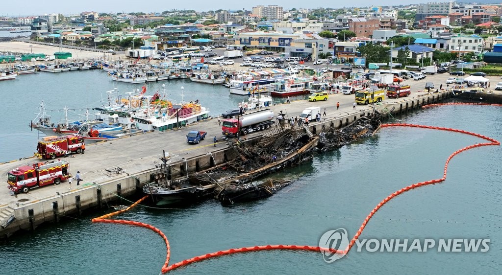 제주 한림항 어선 화재 실종자 수색 계속…선체 인양 준비 중