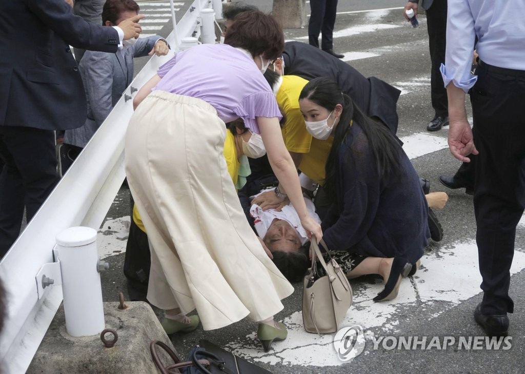 정의 "아베 전 총리 유가족과 日 국민에 깊은 위로"