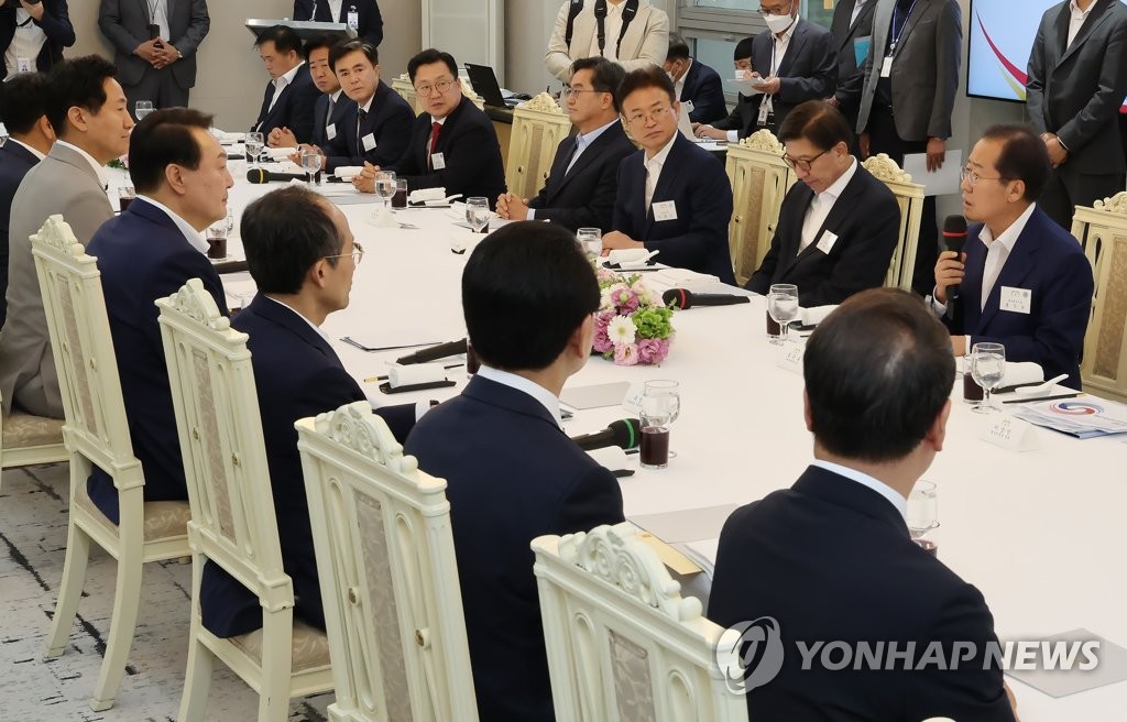 홍준표, 윤 대통령에 '신공항 특별법 제정·군위군 편입' 건의