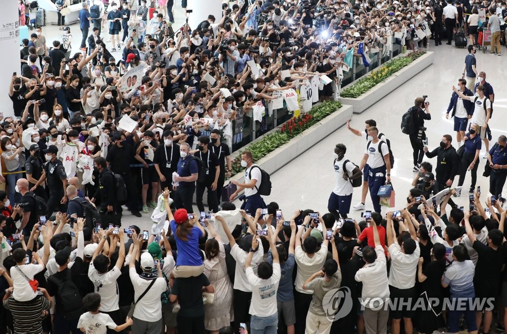 손흥민 '깜짝 등장'에 입국장 들썩…토트넘은 '태극기'로 화답