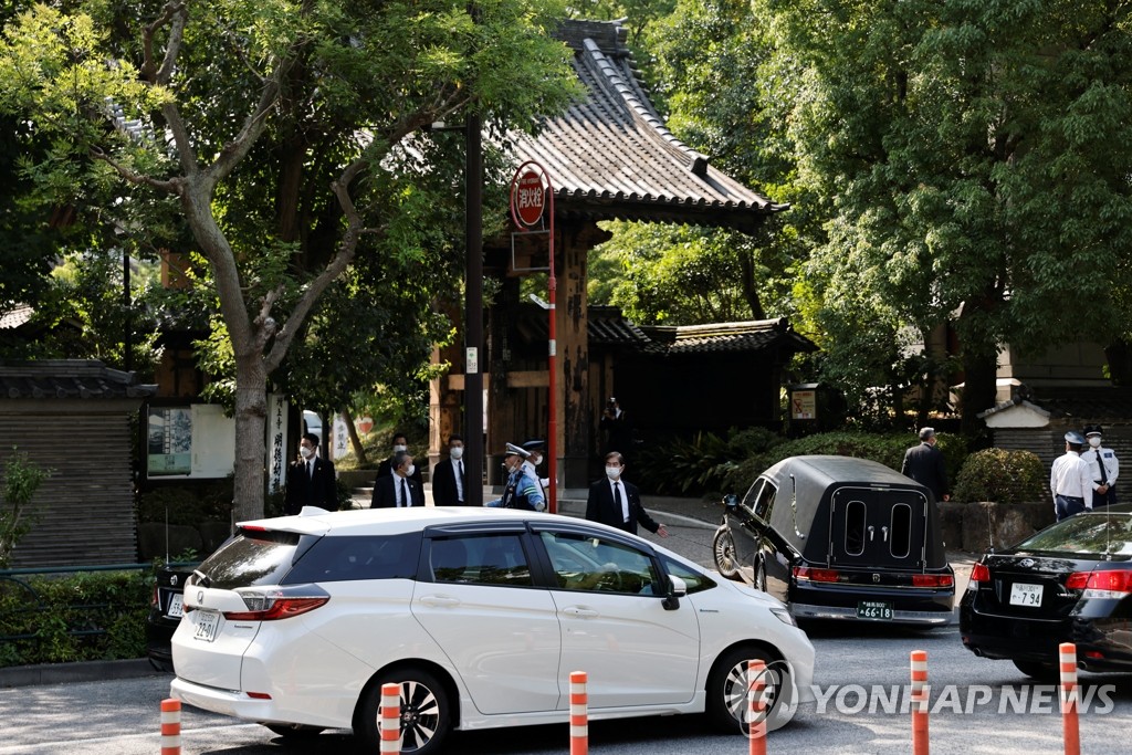 아베 前총리 장례식, 도쿄 사찰에서 가족장으로 열려