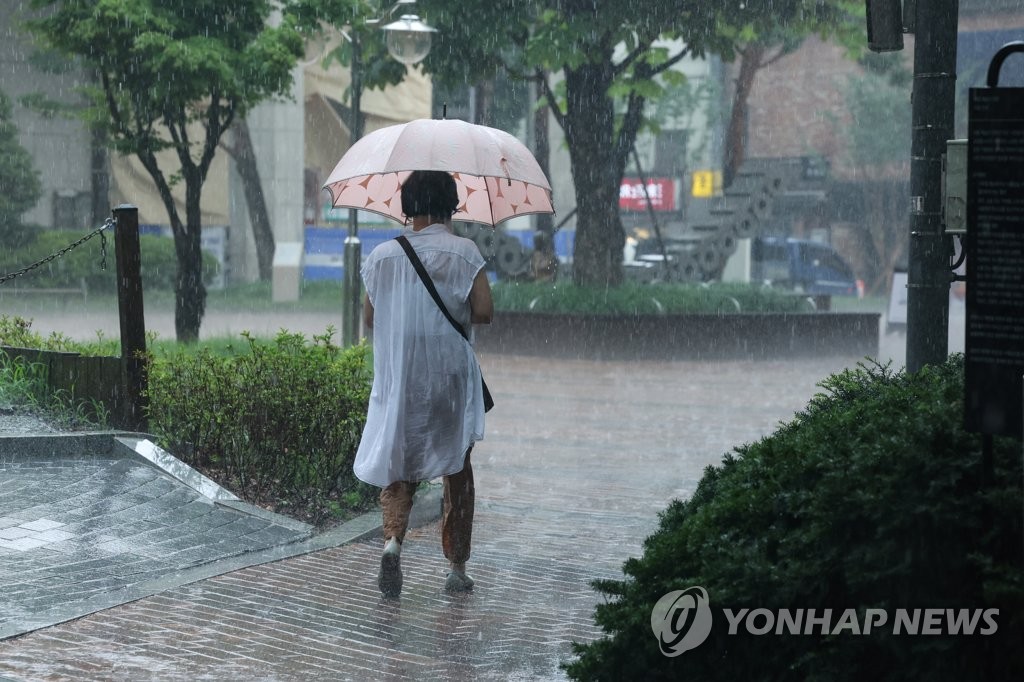 [날씨] 전국 구름 많고 곳곳 소나기…낮 최고 25∼33도