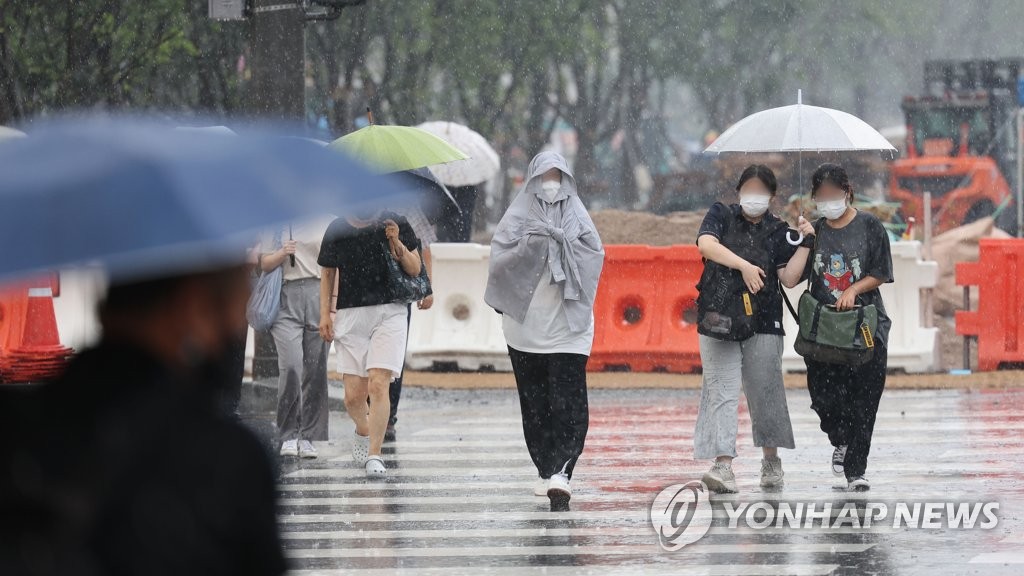 전국 곳곳 오전까지 비…남부지방 낮부터 무더위