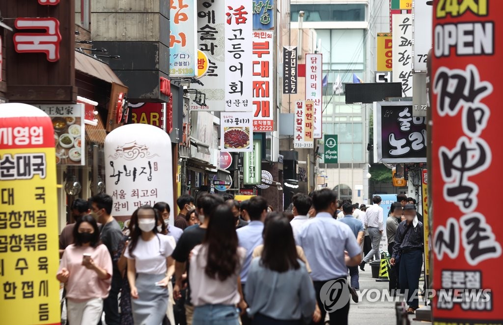 50대·18세이상 기저질환자도 4차접종…'고강도 거리두기' 안해