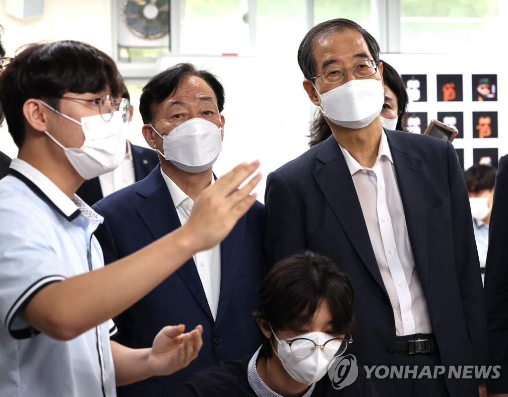 SW마이스터고 찾은 한총리, 첨단산업 인재양성 협업 당부