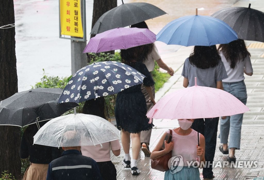 초복에도 폭염 계속…전국 곳곳 소나기