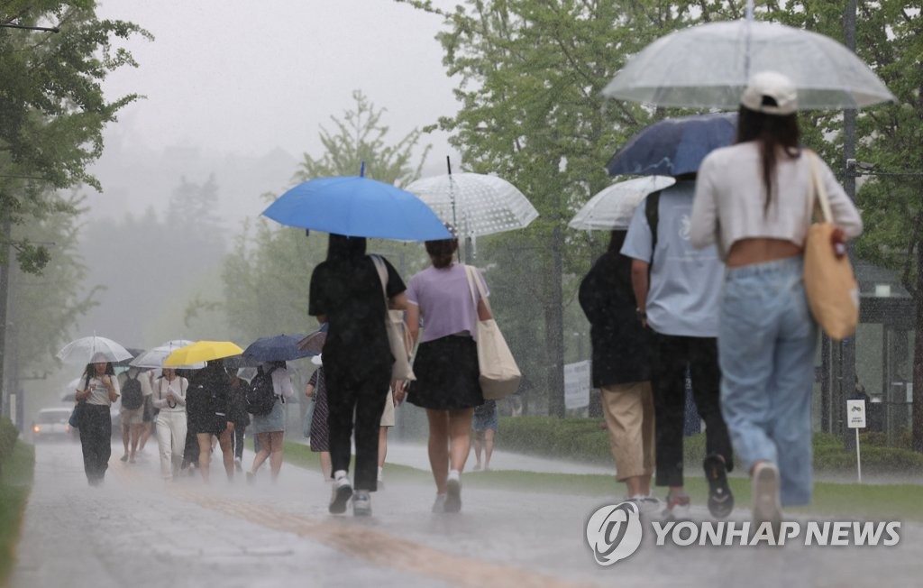 수도권에 100㎜ 넘는 폭우…비 급한 전남·경남엔 안 내려