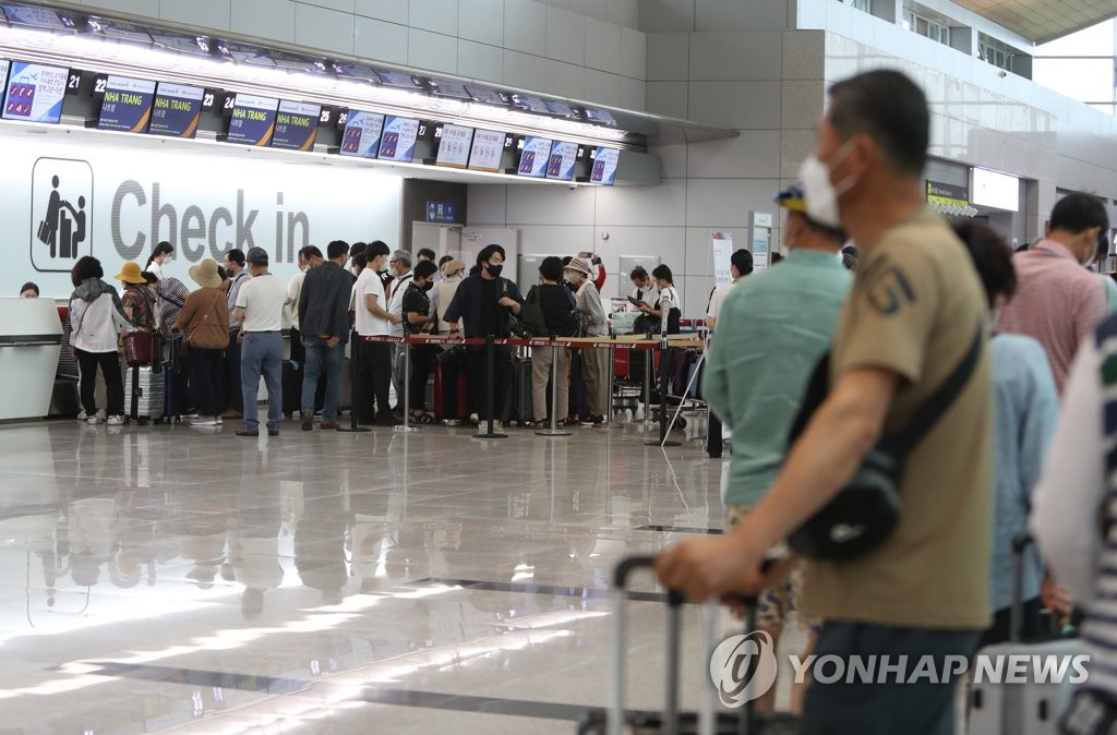 28개월만에 다시 뜬 무안공항 국제선 "오늘만 기다렸어요"