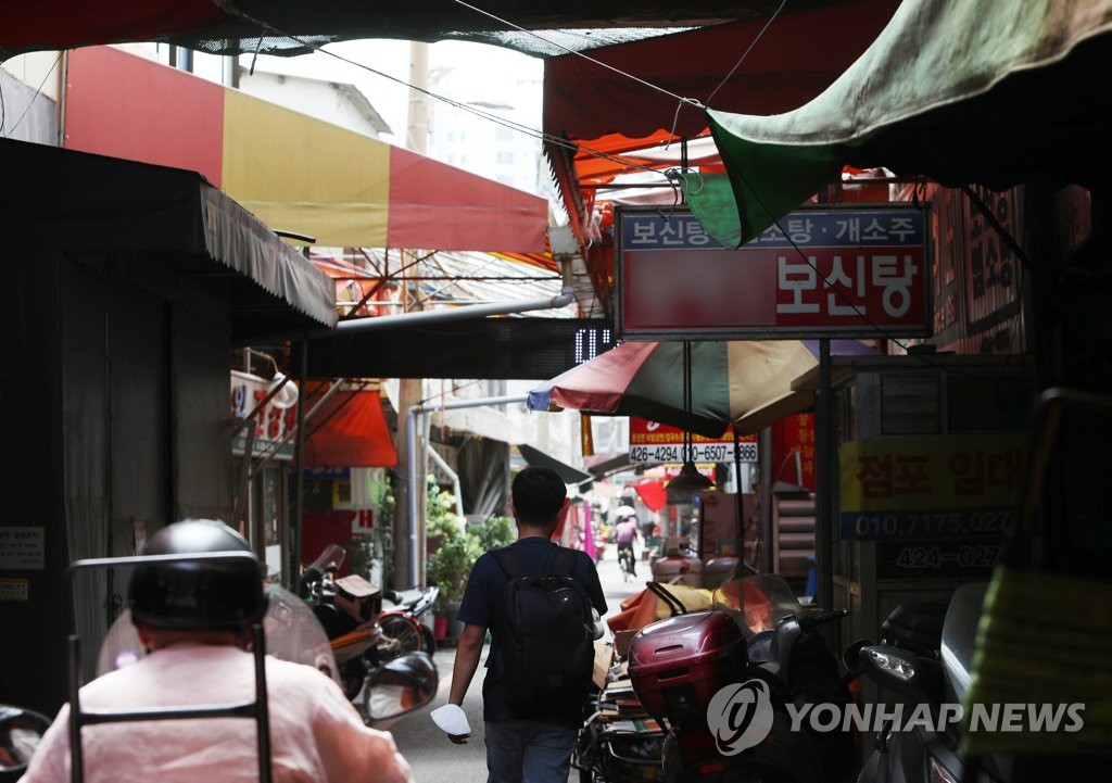 초복 앞둔 대구 칠성개시장…상인들 "보상해주면 문 닫지"