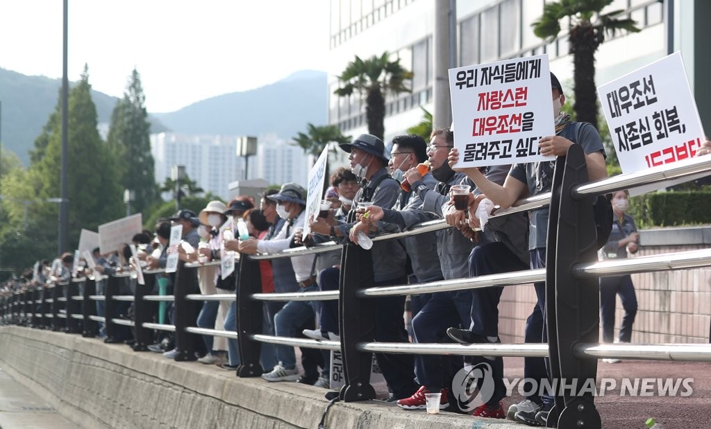 "공멸 막자"…대우조선 하청노조 파업 중단 촉구 '인간 띠 잇기'(종합)