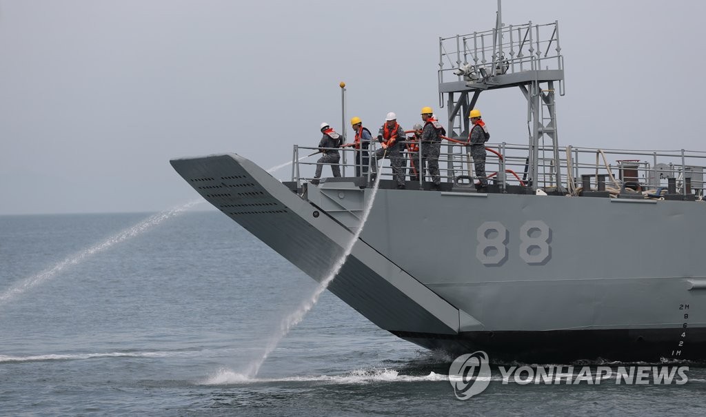 "적조를 막아라"…경남도, 남해서 실전 같은 방제훈련