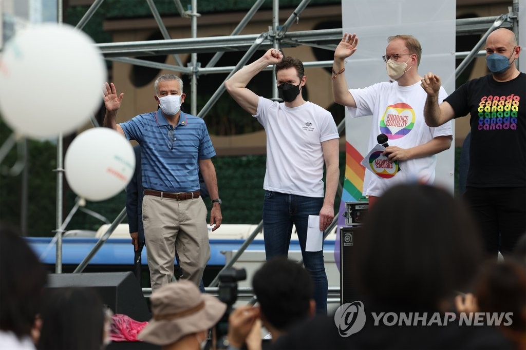 The rainbow flag returned to Seoul Plaza...  Protest  once morest queer festivals (2nd overall)