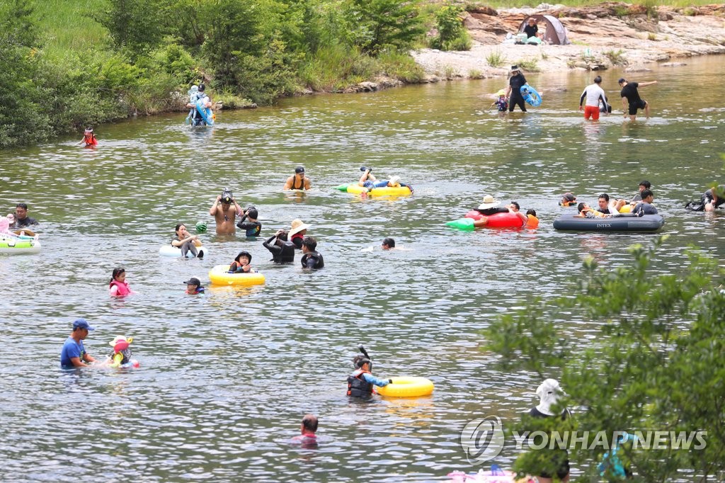 무더위 피해 해수욕장 '풍덩'…등산·달리기로 '이열치열'도