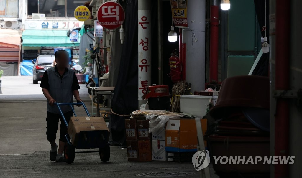 정부, 두달째 "경기둔화 우려"…"물가상승 확대·수출회복 제약"