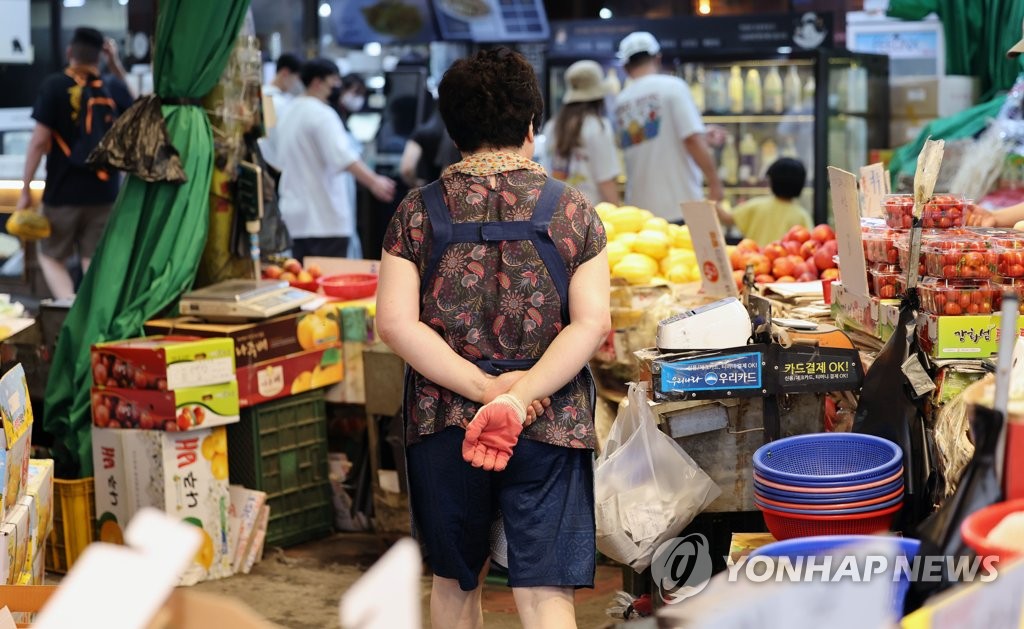 "마트 의무휴업 실효성 없어" vs "골목상권 보호, 투표대상 아냐"