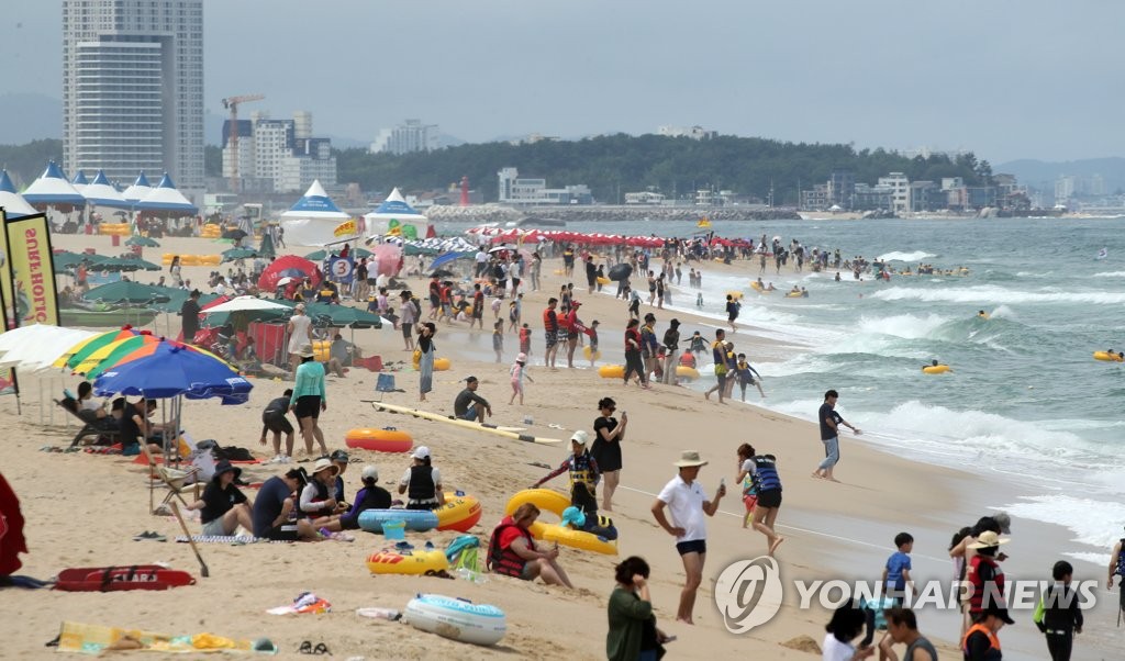 확 늘어날 줄 알았던 피서객…궂은날씨·코로나 재확산에 '멈칫'