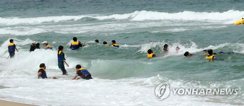 확 늘어날 줄 알았던 피서객…궂은날씨·코로나 재확산에 '멈칫'