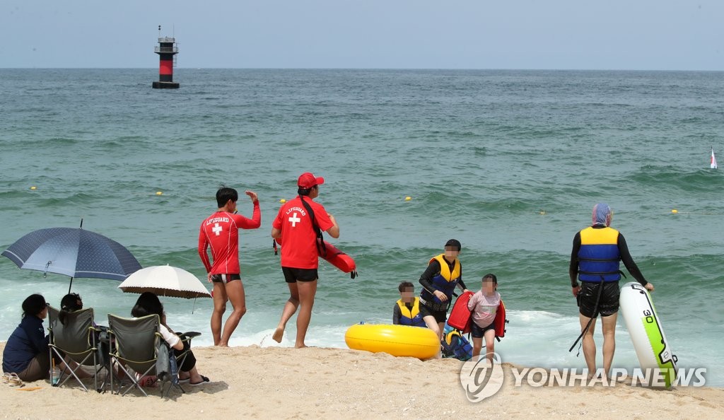 확 늘어날 줄 알았던 피서객…궂은날씨·코로나 재확산에 '멈칫'